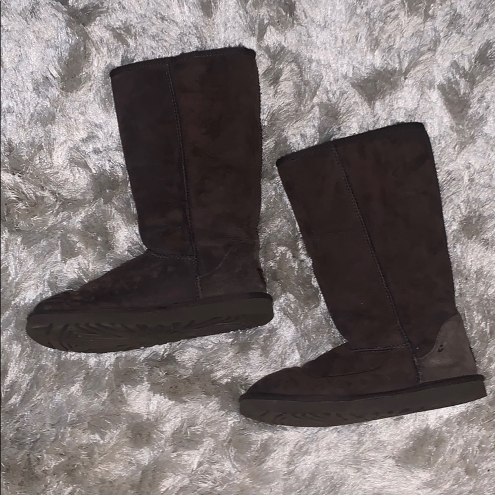 BROWN UGGS